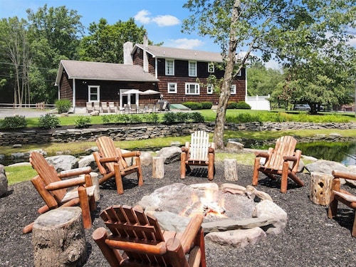 Charming Colonial w/Stream Access Pet Friendly