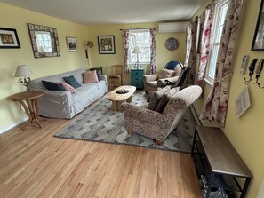 Een smart-tv, een dvd-speler, een tafeltennistafel en boeken