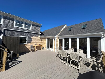 PRIVATE BEACH, 2 min walk. WIFI, AC, sunny/ clean. New Kitchen & screened porch.