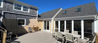 PRIVATE BEACH, 2 min walk. WIFI, AC, sunny/ clean. New Kitchen & screened porch.