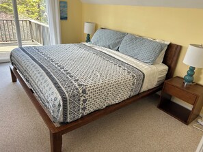 3 slaapkamers, een bureau, een strijkplank/strijkijzer, reisbedje