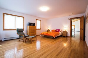 4 bedrooms, desk, iron/ironing board, free WiFi