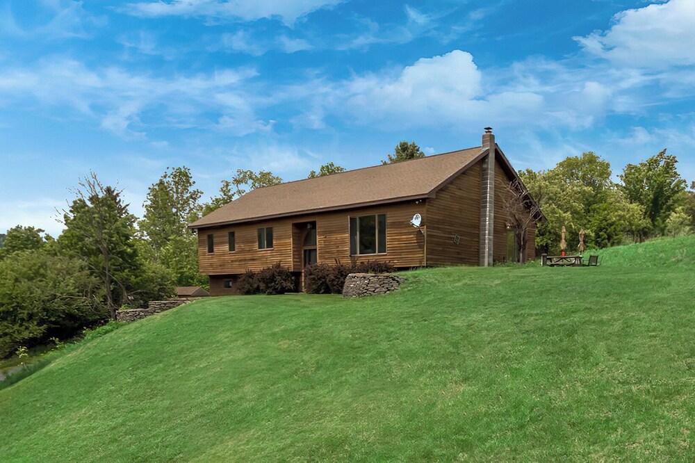 Home on Hill / Mountain Views / FAST Internet / AC / Near Roxbury Wedding Venues