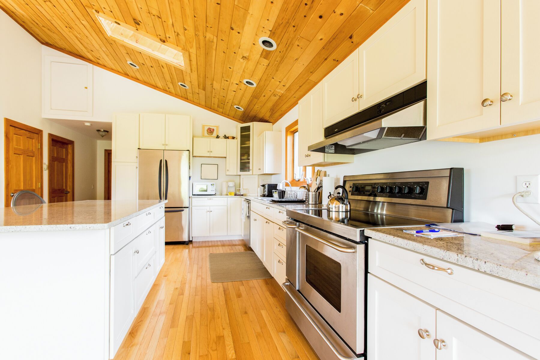 Home on Hill / Mountain Views / FAST Internet / AC / Near Roxbury Wedding Venues