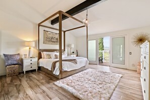 4 chambres, bureau, fer et planche à repasser, lit de bébé portatif