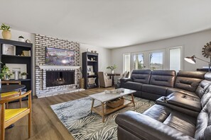 Téléviseur connecté, foyer, livres