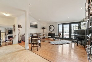 Téléviseur connecté, foyer, livres