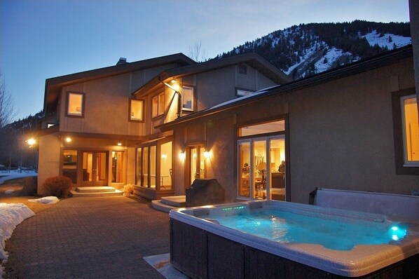 Outdoor spa tub