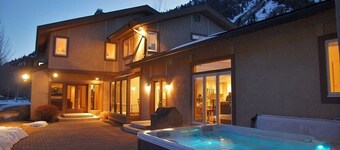 Perfect For Large Families - 2 Kitchens, 3 Living Rooms, Game Room, Outdoor Hot Tub