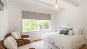 4 habitaciones y tabla de planchar con plancha