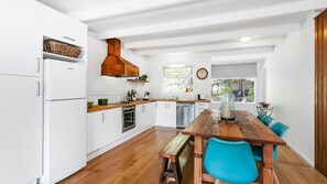 Refrigerador, microondas, tostadora y utensilios de cocina