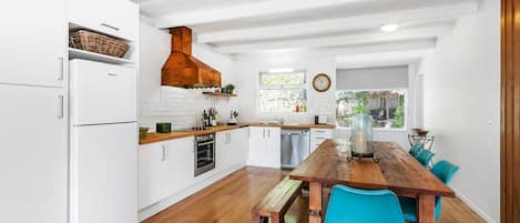 Refrigerador, microondas, tostadora y utensilios de cocina