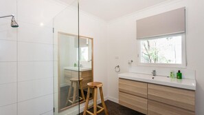 Shower, free toiletries