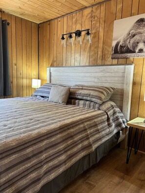 2 bedrooms, internet, bed sheets