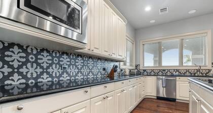 Private Pool + Incredible Views - Paisley Place