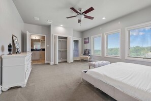 6 habitaciones, escritorio, tabla de planchar con plancha y wifi 