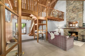 Fernseher, Kamin, Videospiele, DVD-Player