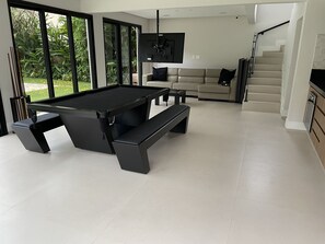 Games room - House in Riviera, 600 meters from the beach: swimming pool, jacuzzi and beath tennis court! (Bertioga)