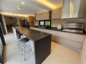 Fridge, microwave, stovetop, dishwasher