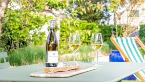 Outdoor dining - Beautiful listed Norman villa close to Deauville with landscaped garden (Villers-Sur-Mer)