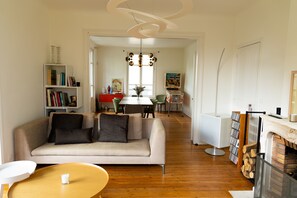 TV connectée, cheminée, lecteur de DVD, table de tennis de table