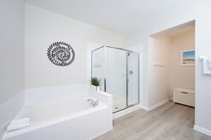 Haartrockner, Handtücher, Seife, Toilettenpapier
