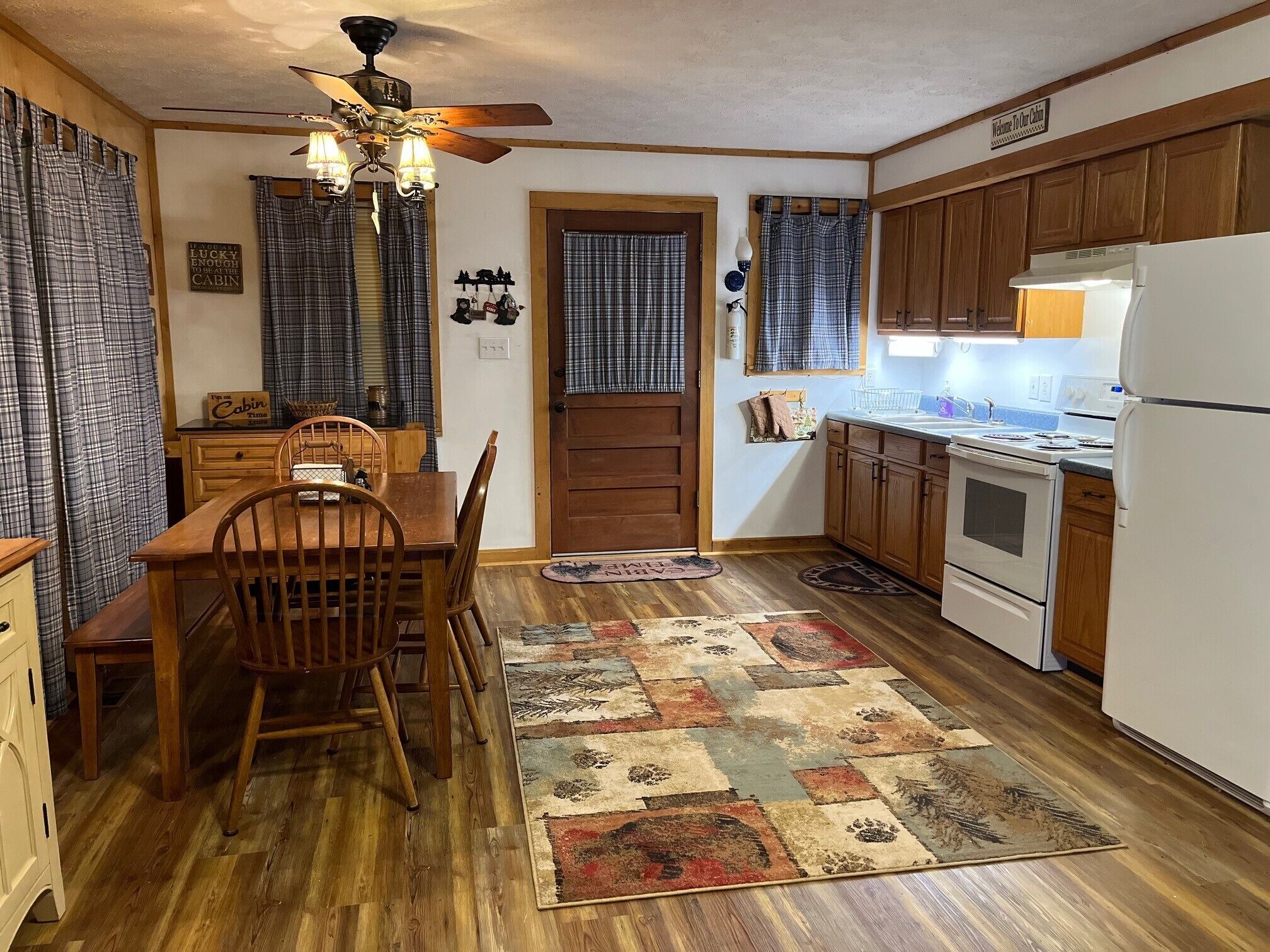 SEE THE LEAVES THIS WEEKEND! LAST MINUTE CANCELLATION! 3 DAY WEEKEND SPECIAL!  