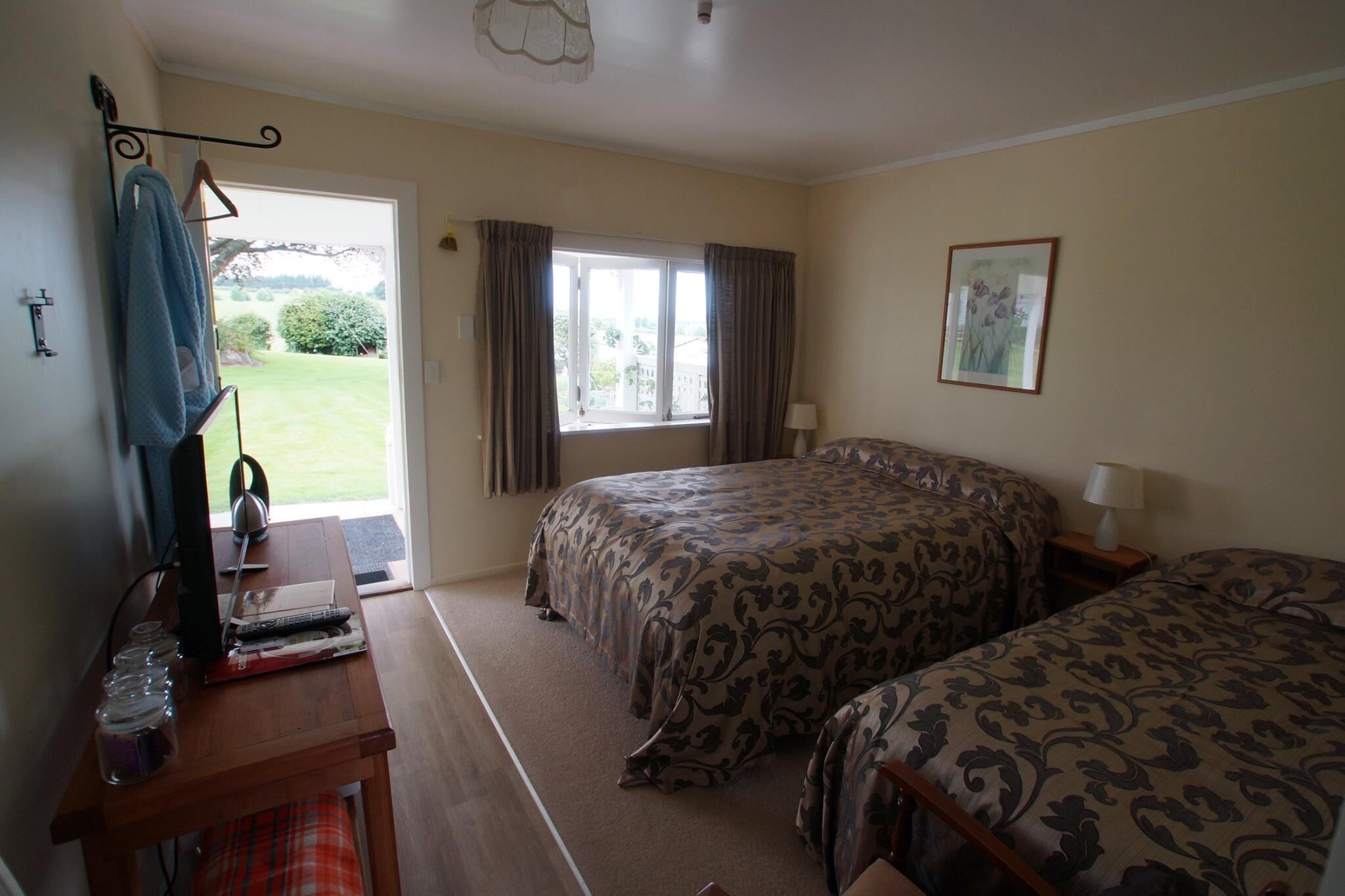 Silitysrauta/-lauta, Wi-Fi, vuodevaatteet