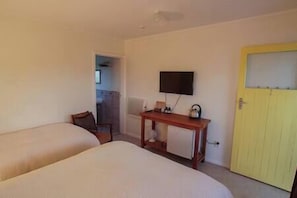 1 bedroom, iron/ironing board, WiFi, bed sheets - Karapiro Tui Cottage,  1 of 3 in a country garden bordering a native reserve (Maungatautari)