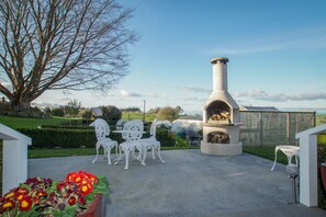 Outdoor dining - Karapiro Tui Cottage,  1 of 3 in a country garden bordering a native reserve (Maungatautari)