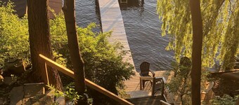 プライベートビーチとドック付きのビーチフロントコテージ、日没の眺めを持つ素晴らしいポーチ