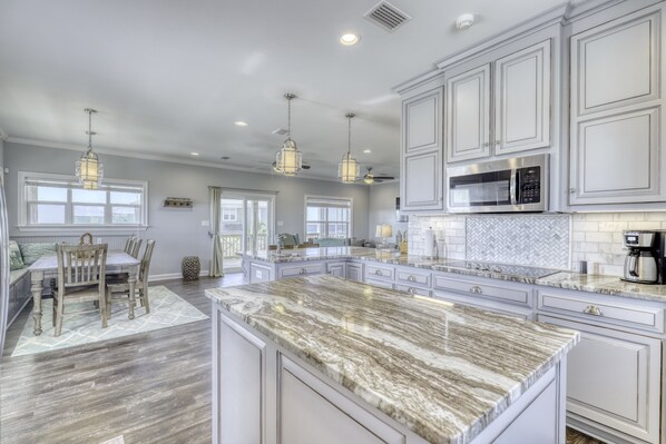 Een koelkast, een magnetron, een oven, een koffiezetapparaat/waterkoker