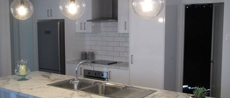 Geladeira, micro-ondas, fogão, cooktop