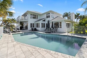 A heated pool - Luxury Pool Villa Located Directly On The River In A Fantastic Location (Cape Coral)
