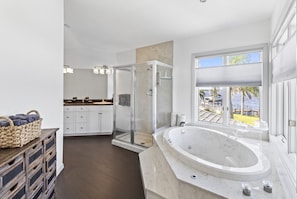 Hair dryer, towels - Luxury Pool Villa Located Directly On The River In A Fantastic Location (Cape Coral)