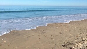 A beach with a clear sky and calm sea. - Private Luxury Couples Retreat The Bathhouse at Aldinga Bay. Sunsets, BeachWalks (Sellicks Beach)