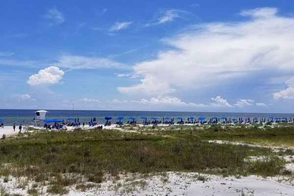 Nær stranden, solsenger og strandhåndklær