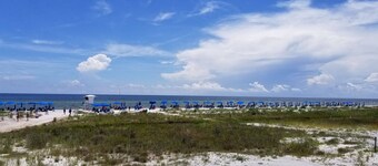 Yellow Beach House confortable et sûr 5 minutes à pied du golfe dans le quartier historique