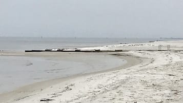 Vlak bij het strand, ligstoelen aan het strand, strandlakens