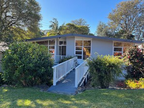 Exterior - COTTAGE ON PARK: Backs onto Park, leads to Beach (Kiama)