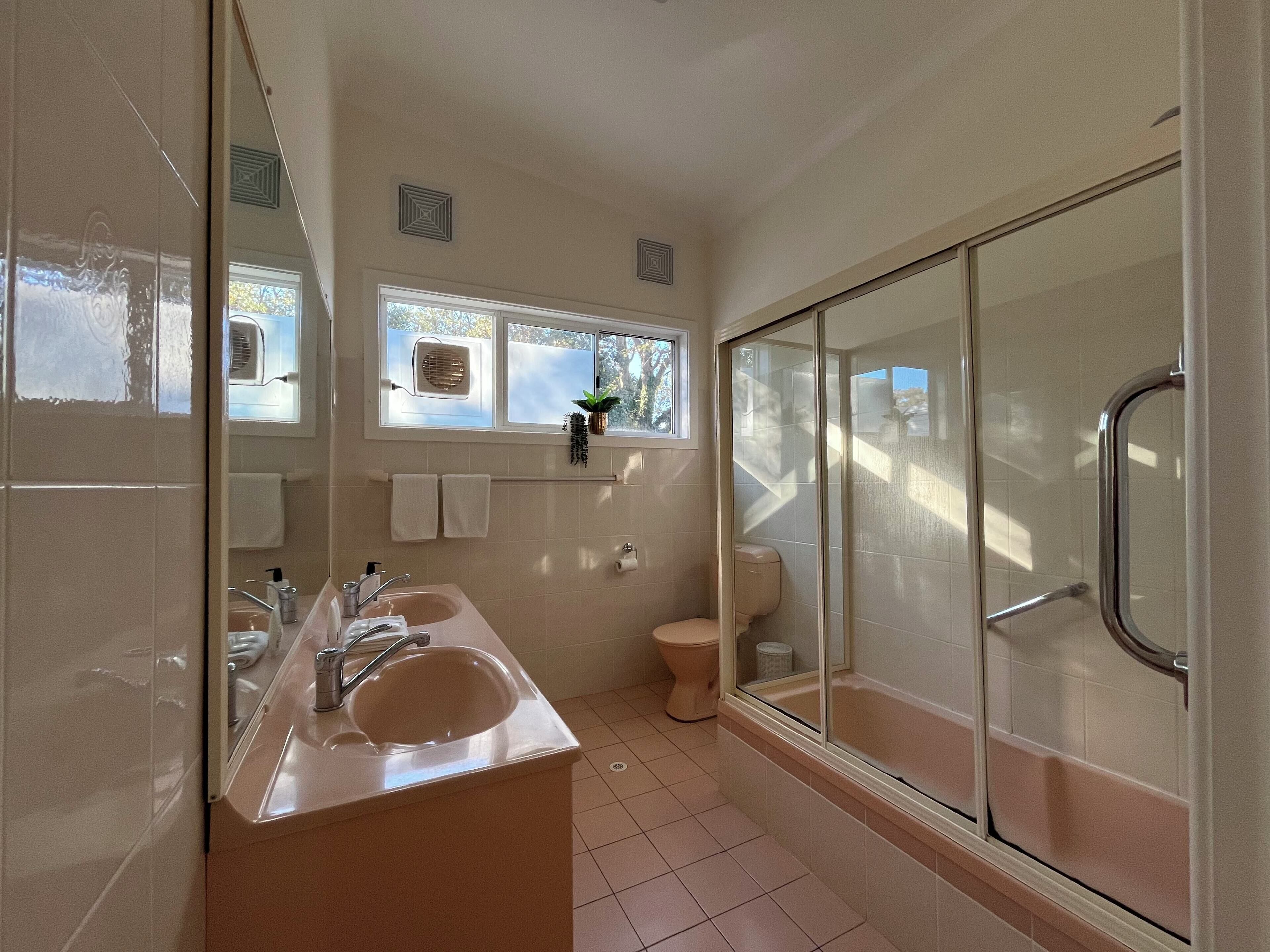 Combined shower/bathtub, hair dryer, towels, soap