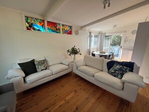 Smart TV, DVD player, books, stereo - COTTAGE ON PARK: Backs onto Park, leads to Beach (Kiama)
