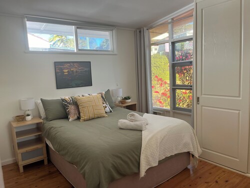 COTTAGE ON PARK: Backs onto Park, leads to Beach 