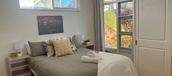 COTTAGE ON PARK: Backs onto Park, leads to Beach 