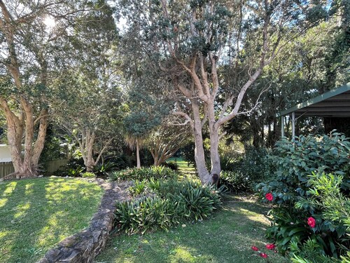 COTTAGE ON PARK: Backs onto Park, leads to Beach 