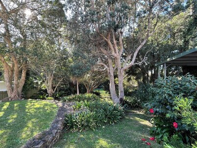 COTTAGE ON PARK: Backs onto Park, leads to Beach 