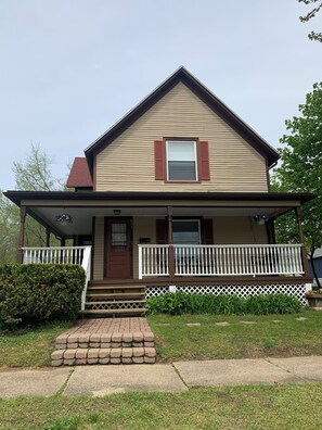 Exterior - Idyllic Location - Walk to Town and Beaches (South Haven)
