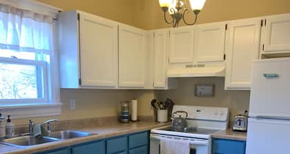 Idyllic Location - Walk to Town and Beaches