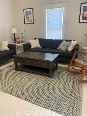 Smart TV, DVD player, books, video library - Idyllic Location - Walk to Town and Beaches (South Haven)