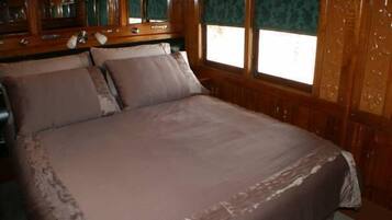 3 habitaciones, tabla de planchar con plancha y ropa de cama